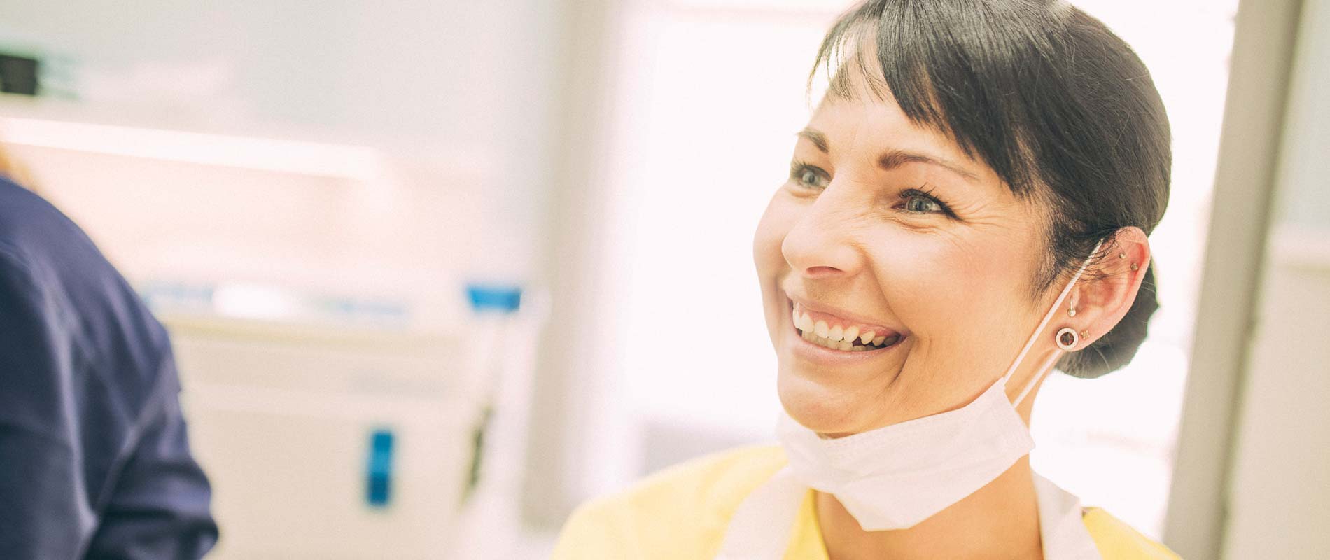 Zahnarzthelferin lächelt in der Zahnarztpraxis Uta Rusch.
